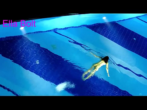❤️ Nu mă pot opri din privit, tânără blondă surprinsă înotând goală în piscina stațiunii ELLA BOLT at porn ro.klassikaprint.ru ️❤